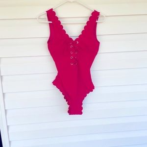NWT CupShe Fuschia scalloped one piece w/ removable pads. Super cute!!! Sz S